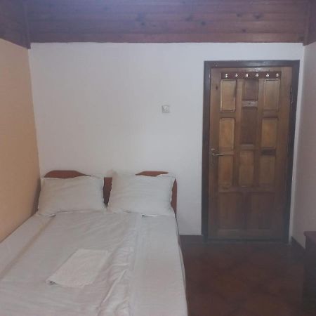 Double Room With Private Bathroom By Osteria Constantino Targoviste Bagian luar foto